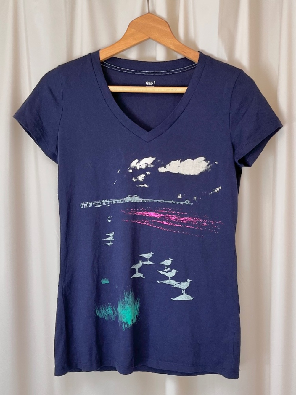 Gap navy blue v-neck birds printed small